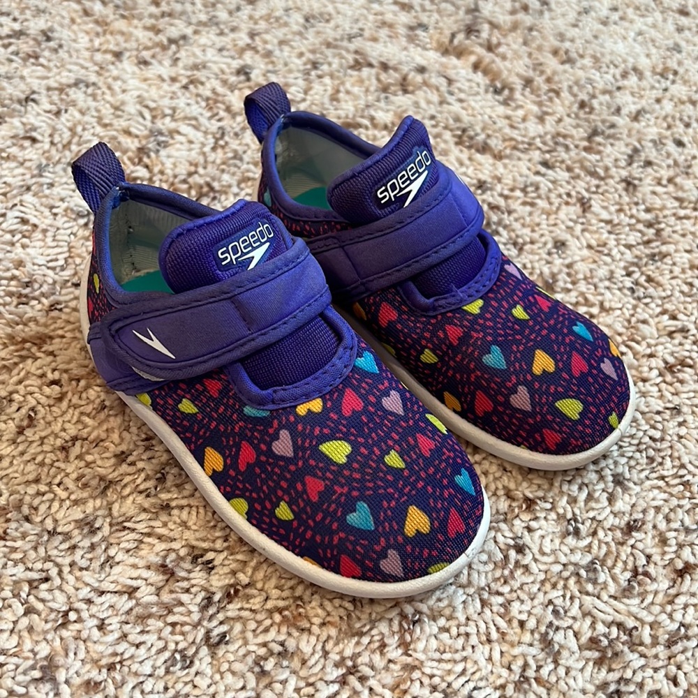 Speedo toddler girl’s water shoes size Medium 7/8 💕